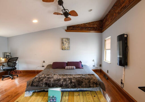 The Tree House with Hot Tub – Queen Village